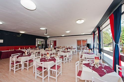 Restaurantul din hotelul Napfeny din Balatonlelle