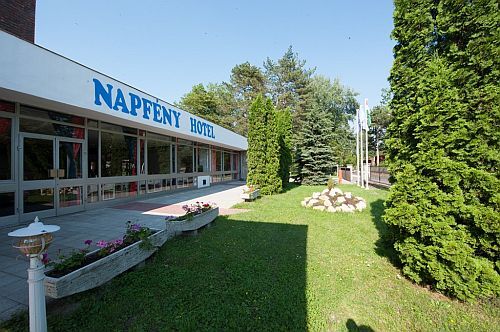 Il giardino dell'Hotel Napfeny a Balatonlelle