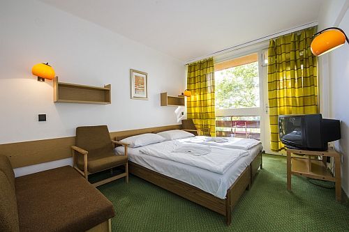 Napfény Hotel i Balatonlelle med vacker och billigt dubbelsäng hotelrum i Balatonsjö 