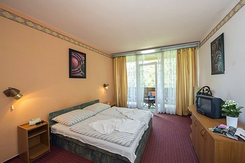 Hotel Famili din Balatonboglar, camera spațioasă cu reducere cu priveliște spre Balaton