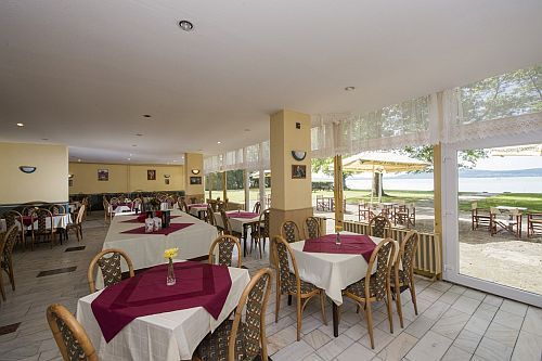 Hotelul Napfeny din Balatonboglar, restaurantul frumos și spațios cu panoramă spre Balaton