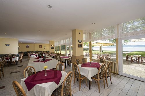 Mooie en ruime hotelkamer van het Hotel Familia in Balatonboglár met panorama op het Balatonmeer 