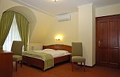 Gosztolaスペシャルと安いホテルの部屋のパール
