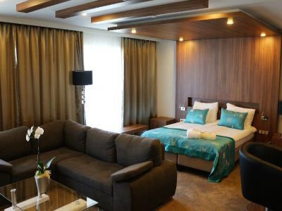 Castellum Hotel Hollókõ -