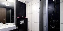 Hotel Auris elegáns fürdőszobája a négycsillagos Szegedi szállodában
