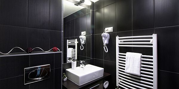 Hotel Auris nel centro di Szeged con stanza da bagno moderna