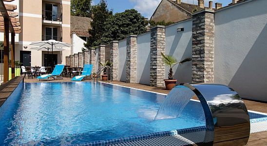 Auris Hotel a Szeged con piscina all'aperta e sauna