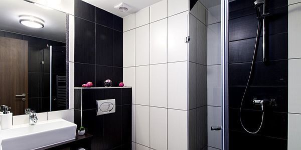 Elegante stanza da bagno all'Hotel Auris a Szeged