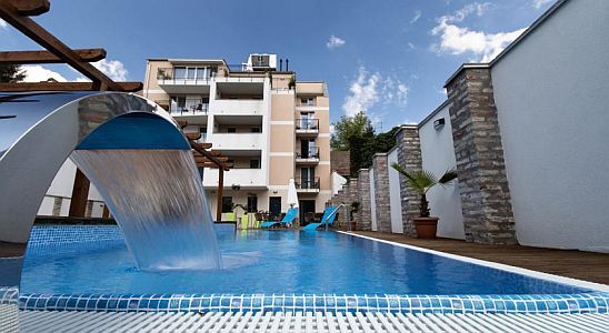 Piscina e sedie a sdraio nel centro di Szeged, all'Hotel Auris