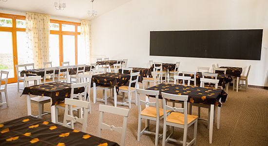 Sala de reuniones en el Hotel Tündérkert en Noszvaj