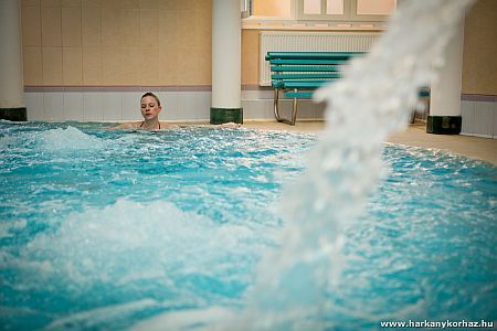 ハルカーニ市のプソリアセィス治療センターの温泉