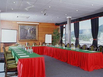 Отель Арпад город Татабанья-Árpád Hotel Tatabánya – конференц-зал, актовый зал для мероприятий