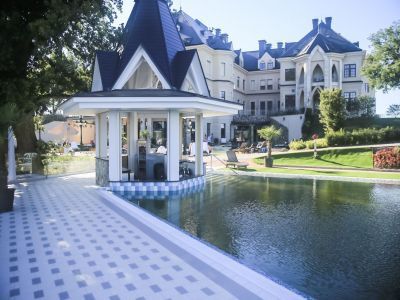Термальный бассейн курортного и оздоровительного отеля Borostyan