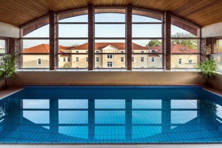 Piscina nell'area benessere del Garzon Plaza Hotel Győr 