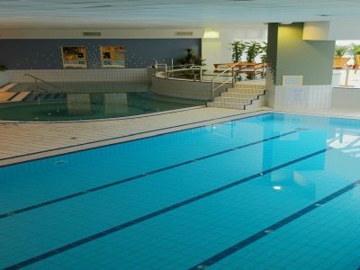 Aqua Hotel Kistelek – Schwimmbecken im Thermalbad von Kistelek 