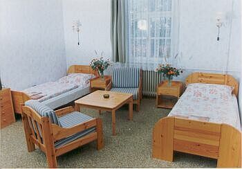 Beschikbare tweepersoonskamer in het goedkope driesterren Hotel Regina in Boedapest, Hongarije