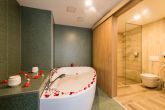 Jacuzzi Pokoje hotelowe w Balatonfured w Akademia Wellness Hotel 4*