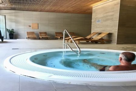 4* Akademia Wellness Hotel Balatonfured avec beau jacuzzi