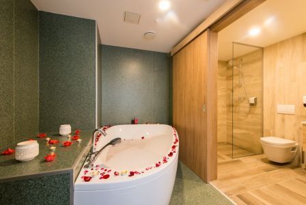 Chambre d'hôtel avec jacuzzi à Balatonfured à l'Akademia Hotel 4*