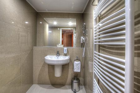 Hotel Anna Budapest - piękna nowa czysta łazienka w Buda
