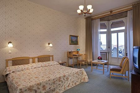 La  chambre double libre de l'hôtel Gellért Budapest 4 étoiles - le mont Gellért et la Citadella, le château Buda est dans les environs
