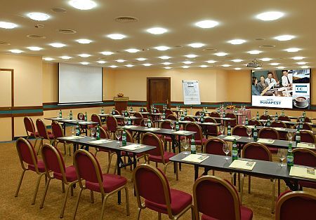 Konferenzhotel in Budapest - Vorbereiteter Konferenzsaal im Hotel Budapest in Buda nahe vom Moskva Platz - Konferenzhotel nahe zum Stadtzentrum