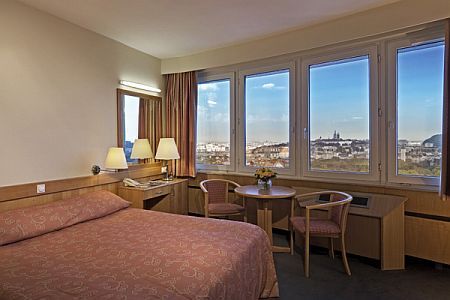Łóżko dwuosobowe w pokoju Hotelu Budapest