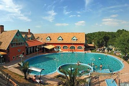La piscine de l'Hôtel Termal Liget á la ville Érd en Hongrie - les prestations Wellness