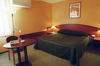 Tani pokój z łóżkiem francuskim w Hotelu Aquarius w Budapeszcie