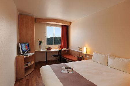 Tweepersoonskamer met televisie in de binnenstad van Boedapest - Hotel Ibis Boedapest Centrum - goedkope hotels in Hongarije