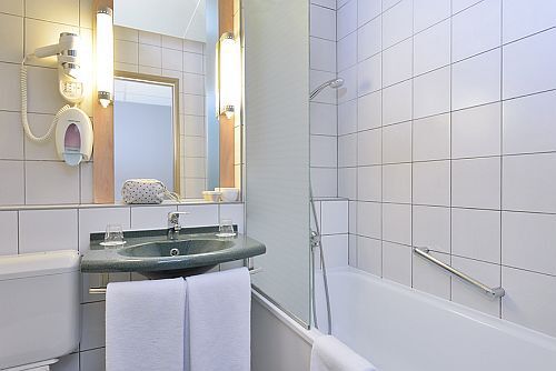 Ванная комната в дешевом отеле вблизи к аэропорту Budapest Ibis Hotel CitySouth 