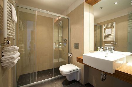 Hotell museum budapest elegant badrum hotel museum budapest ...