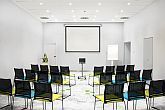 Sala konferencyjna z projektorem w Ibis Styles Budapest Center w Budapeszcie