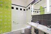Ibis Styles Budapest Center - badkamer van het viersterren hotel in Boedapest, Hongarije met toiletartikelen