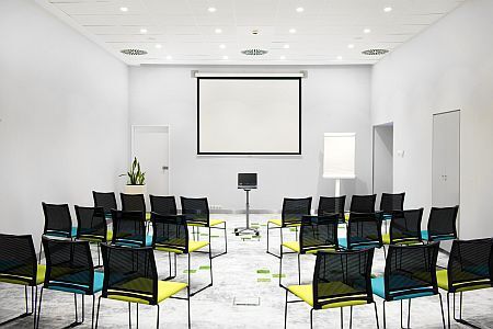 Sala konferencyjna z projektorem w Ibis Styles Budapest Center w Budapeszcie