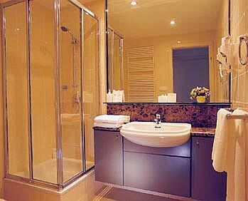 Элегантная ванная комната отеля Hotell Adina Budapest в центре города