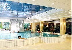 Termál hotel Margitsziget - úszómedence - Termálvizesmedence Budapesten a Margitszigeten - Termál hotel Margitsziget - Health Spa Resort Margitsziget