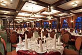 Restaurant Széchenyi met terras en met traditionele en internationale gerechten en dieetkost in het Hotel Margitsziget in het hart van Boedapest, Hongarije