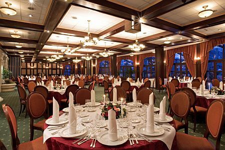 Danubius Grand Hotel、公園のパノラマテラスがあるレストラン