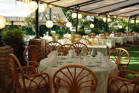 Terras van het restaurant in het Grand Hotel Margitsziget, Hongarije - kuurhotel op het Margiteiland