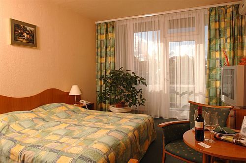 Hunguest Hotel Flora Eger 3* Полупансион в Эгере