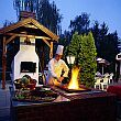 Barbecue- en grillarrangement in de tuin van het Hotel Nagyerdo in Debrecen, Hongarije