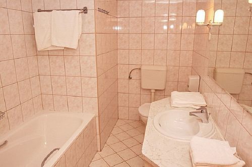 Hotel Club Aliga Balatonvilagos - ванная комната отеля - дешевый отель на Балатоне