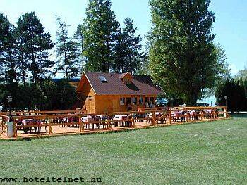 3-sterren Club Aliga bij het Balatonmeer - uitzicht over het grote park