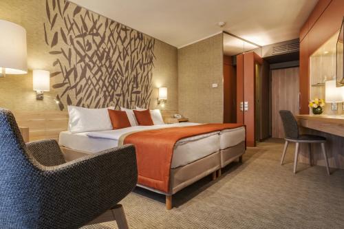 Уютный двухместный номер в термальном и лечебном отеле Hotel Aqua in Heviz