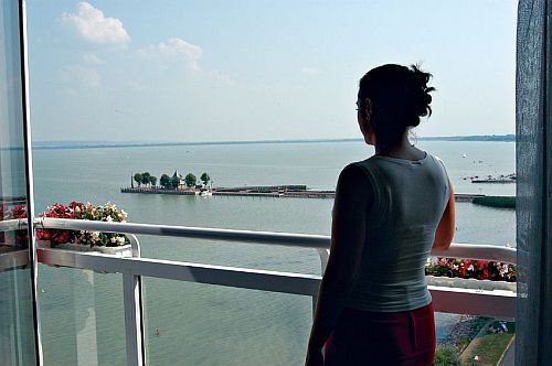 Panorama del lago Balaton desde la terraza del Hotel Helikon