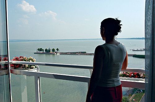 Panorama van het Balatonmeer vanaf het terras van het Helikon Hotel