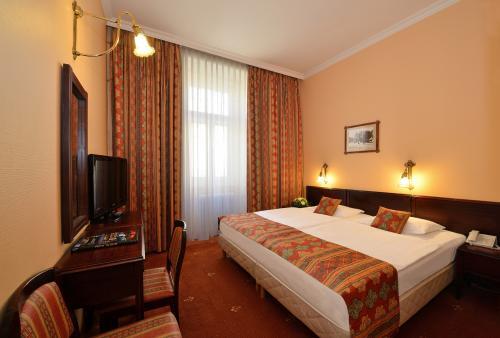 Standard Plus kamer in het historische Jugendstilgebouw - 3-sterren Hotel Palatinus in Pecs, Hongarije